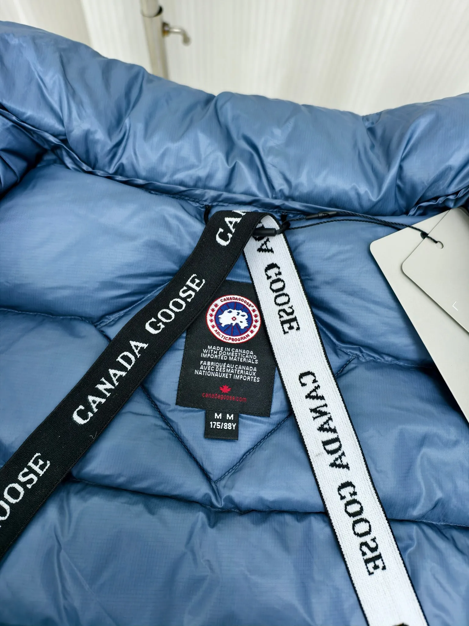 P880 2228M model (high version) Canada goose Crofton down jacket, this is a down jacket suitable for late autumn and early winter: on cold and rainy mornings, it can be used as a layer of warmth inside the rainproof jacket, and can be worn alone in the late autumn and early winter with a little bit of coolness. Filled with white duck down. The Crofton Jacket is a versatile, lightweight and versatile piece that even packs itself in for easy transport. The inner layer has removable elastic straps, making the jacket easy to carry on the shoulder and hands-free. 2 zippered hand pockets with fleece fabric on the knuckle side for softness and warmth. Color: black with black label, black with red label, ocean blue, superoxide blue, silver birch red label, silver birch black label Size: XS-2XL